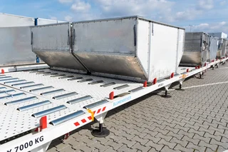 Neue Blumenbecker Rollendecks mit Container auf einem Flughafengelände
