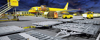 Frachtflughafen mit Flughafenbodengeräten beim Verladeprozess